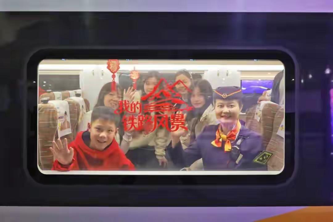 完整榜单
两列复兴号相遇，车窗宛如时光胶卷，唤起千年记忆

当高速列车穿梭在祖国