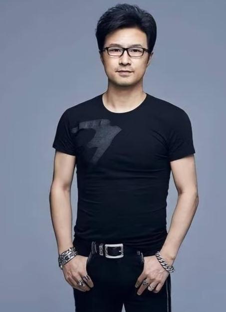 李亚鹏离婚后
最难过的人得是汪峰了
因为这个圈里，已经有一个结婚次数马上能够赶超