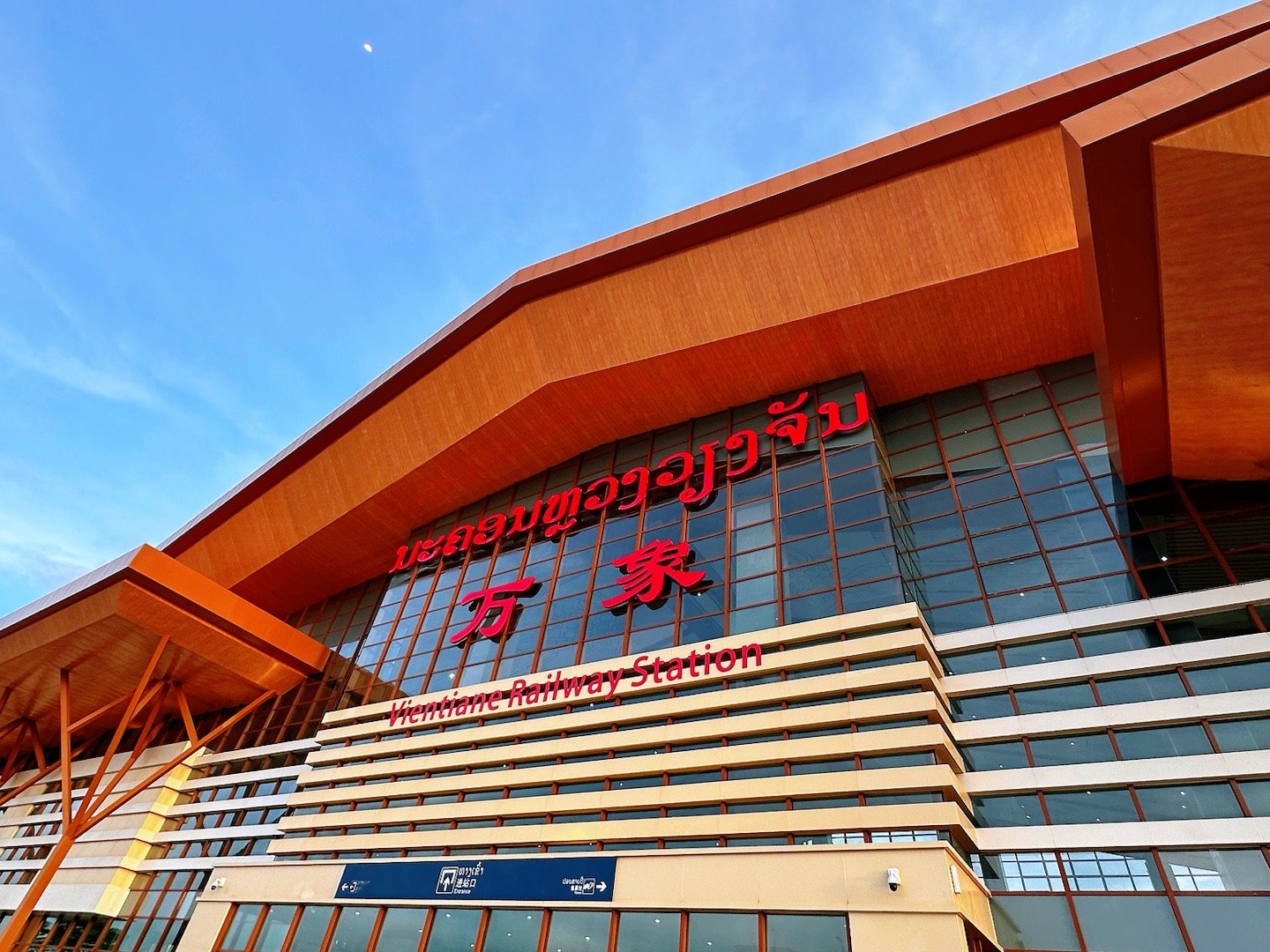 老挝高铁，中国建设、中国技术、中国标准，连站内广播都有中文。抬眼一看，仿佛在国内