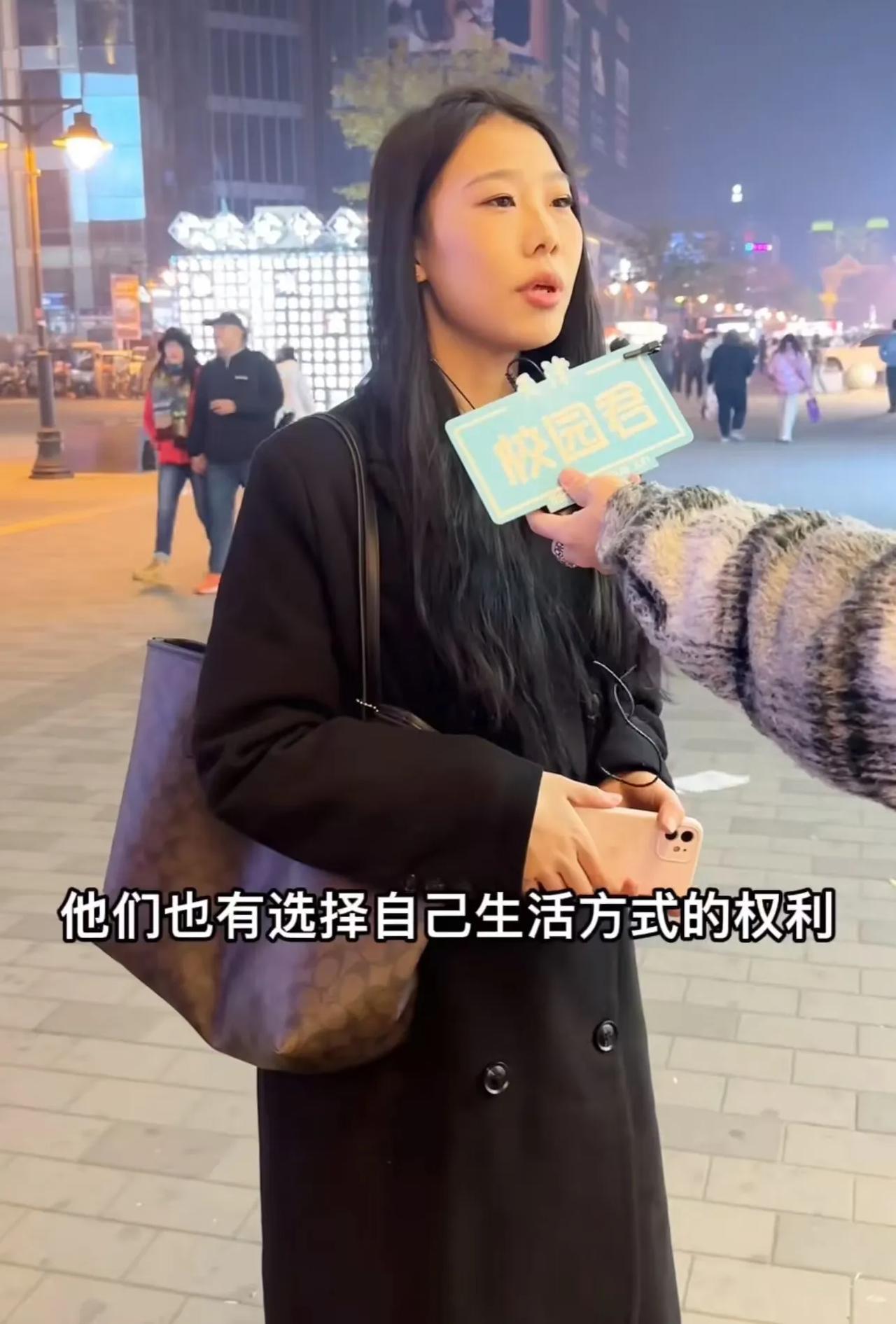 记者在街头采访，问“大学贫困生用苹果手机合适吗？”男生女生的回答截然不同！

