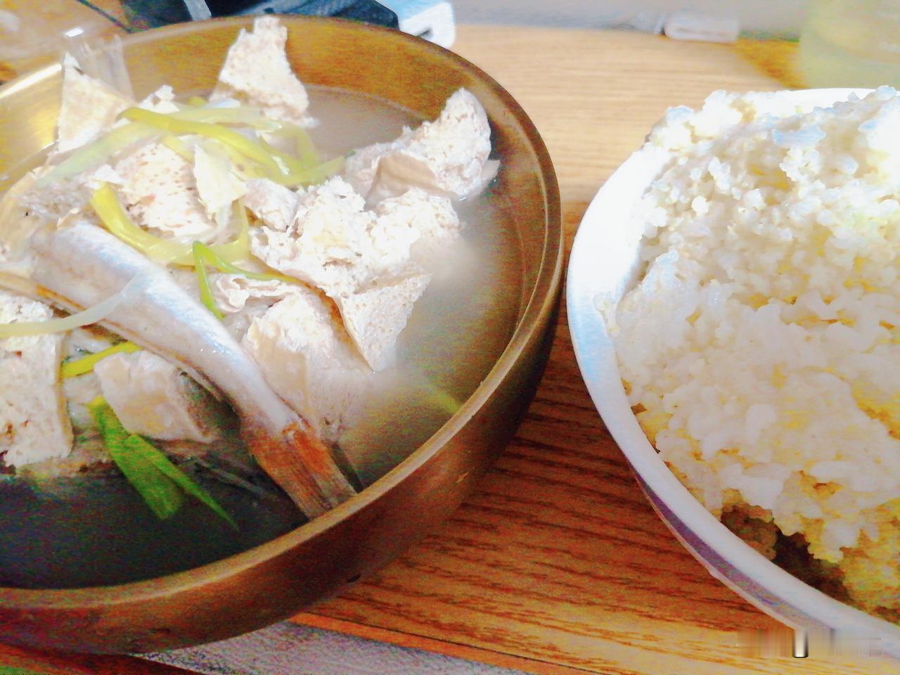 刚刚我吃的大汗淋漓。

小鱼炖冻豆腐，二米饭。

上午餐我吃的烤地瓜，鸡肉春菜汤