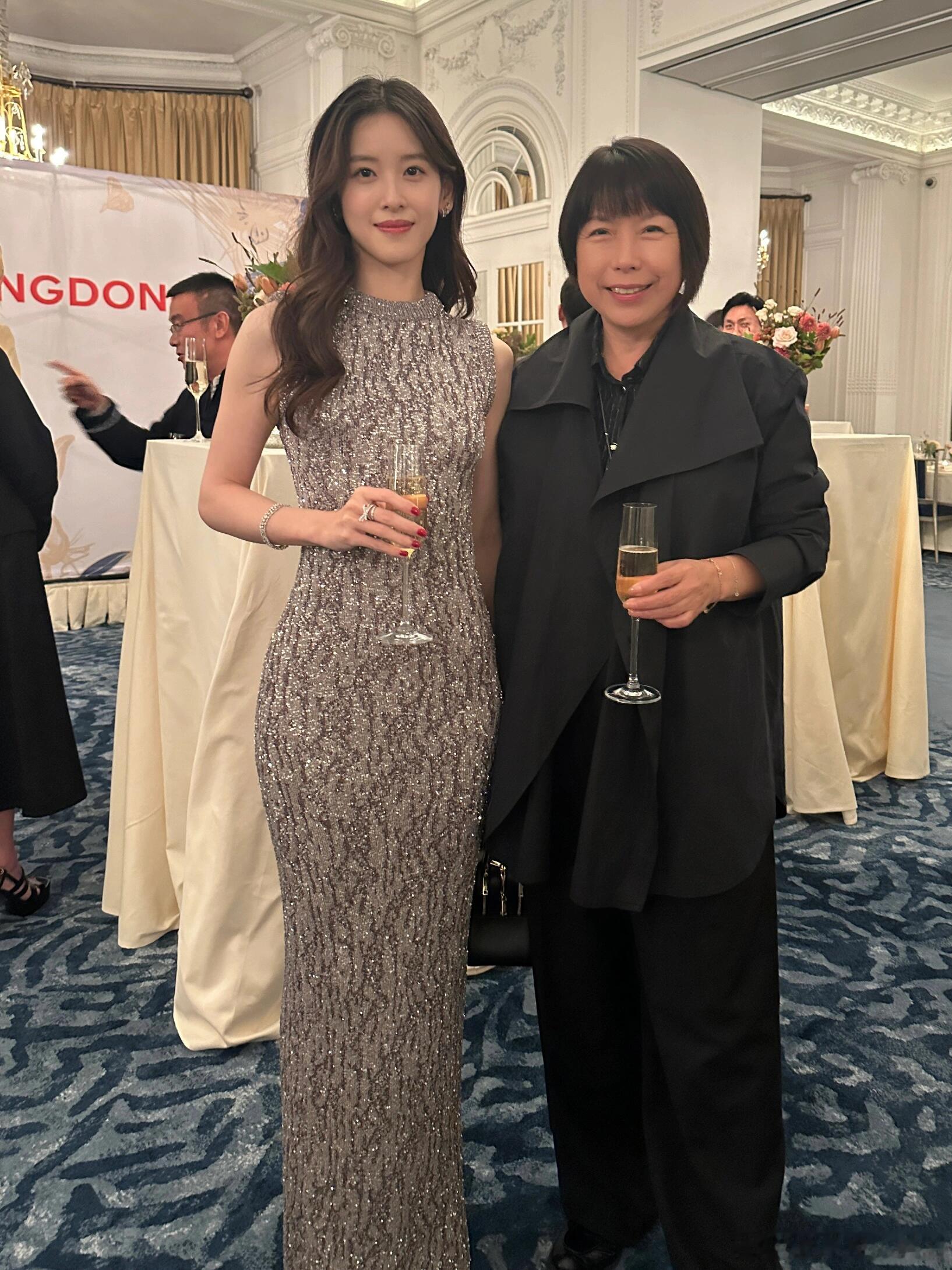 #章泽天伦敦举办晚宴##章泽天30岁身材# 章泽天伦敦举办晚宴，邀请张宇、张卉山