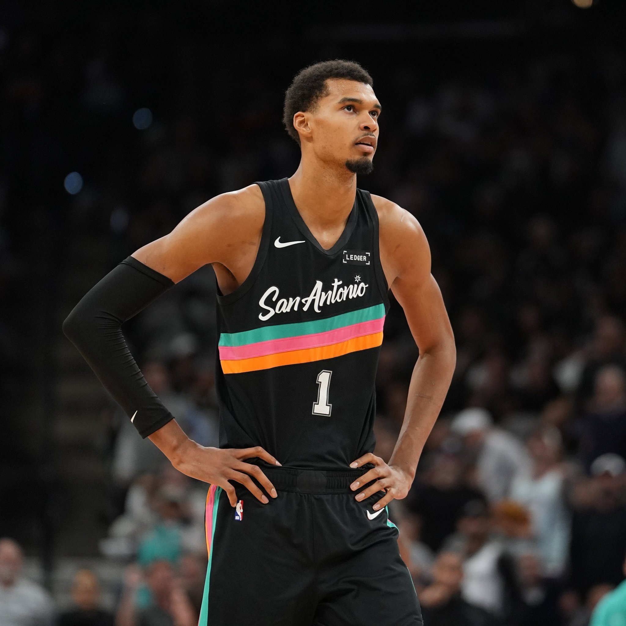 文班亚马遭遇左小腿拉伤，预计将缺席2-4周，之后再进行复查早上好 各位刺蜜，刚睁