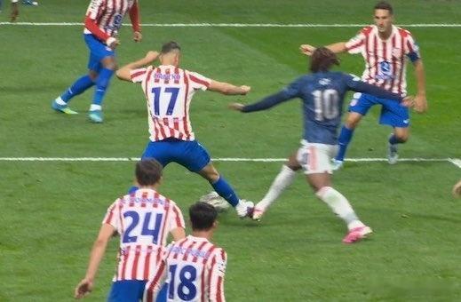 裁判查看了VAR后取消了点球……公平吗？还是阿森纳被黑了？马竞1比1阿森纳