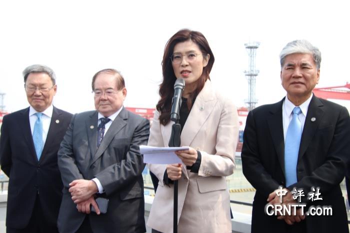 中国国民党主席郑丽文昨天参访上海洋山港，提及一次大战著名的诗作《在法兰德斯的战场