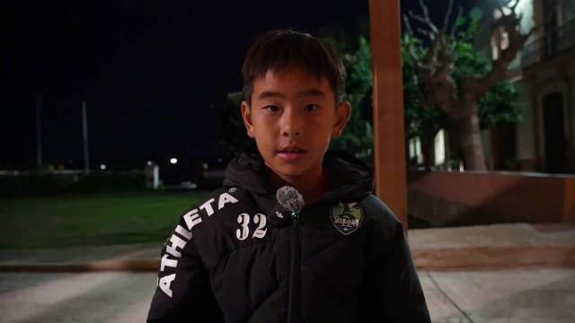 中国足球小将热身赛负巴萨，深圳小朱拼搏精神获赞近日，一场备受关注的青少年足球热身