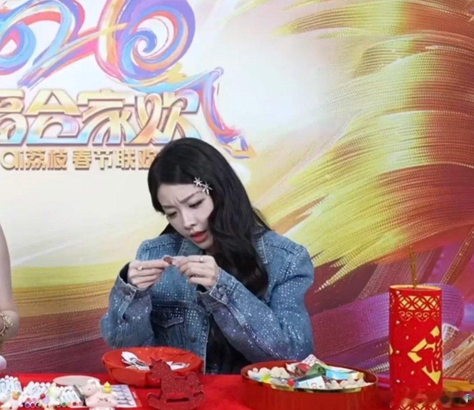 喻言春晚状态更是妈咪级别红唇配米白重工裙，喻言这气场直接把我钉在屏幕前了！凝视镜