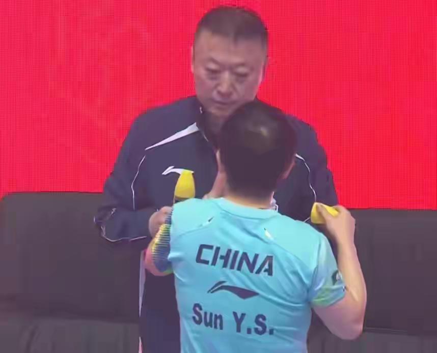 2月4日海口亚洲杯首个比赛日，也是国乒新教练组团队参加指导队员比赛
女队主教练马