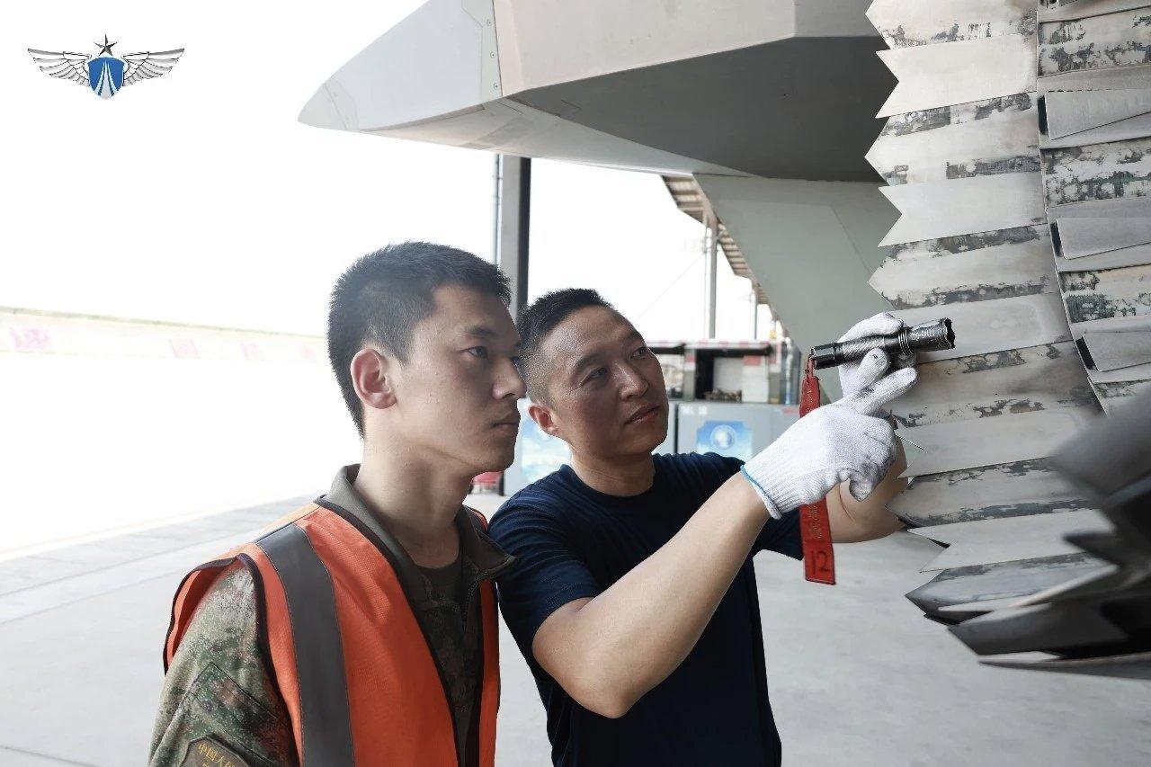 歼二十装备的涡扇十丙发动机的尾喷口特写照片，锯齿型的尾喷管收敛片清晰可见，收敛片