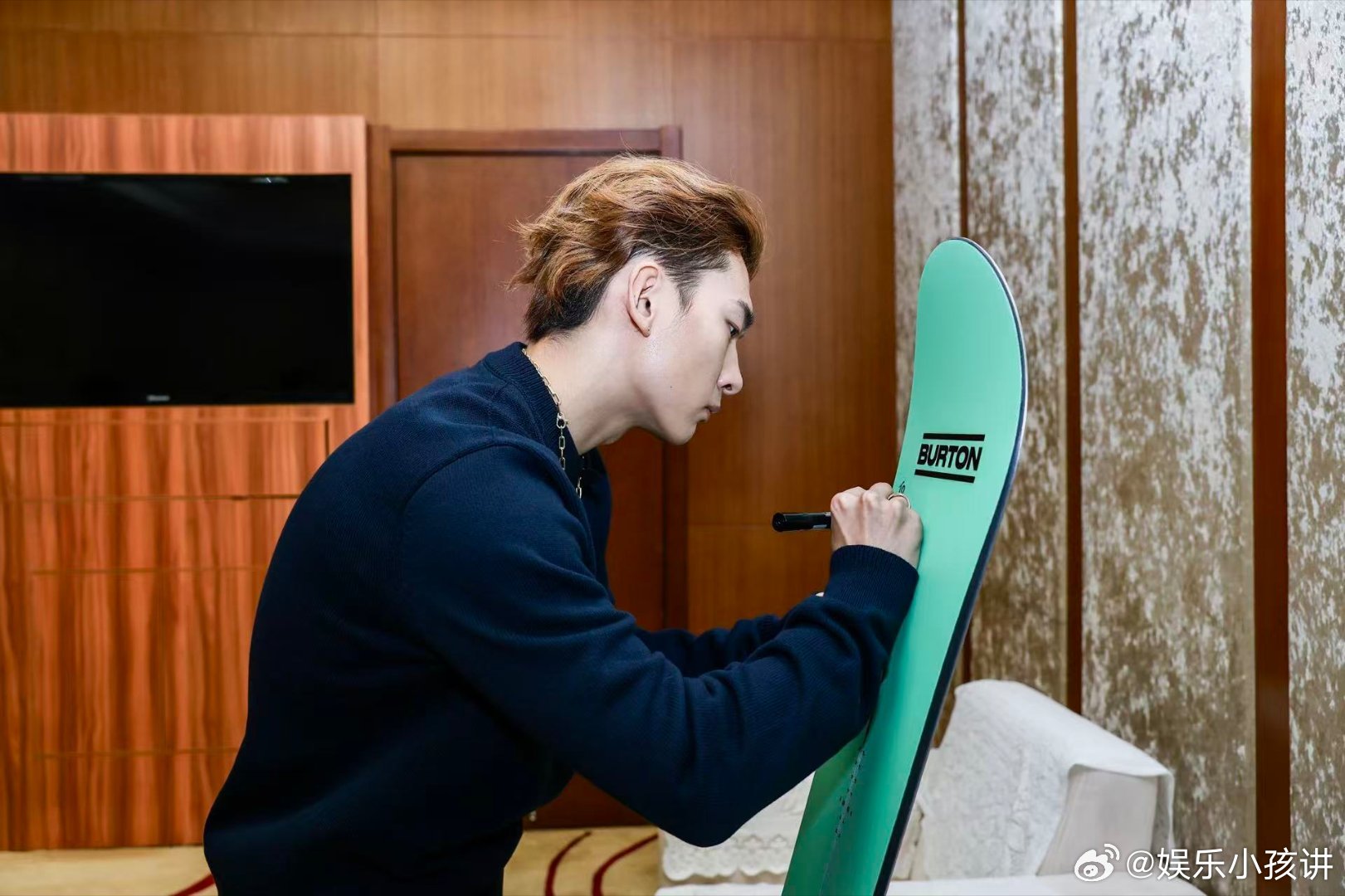 苏翊鸣探秘伊利健康谷哄自己上班的理由又多了 别人上班是打工，我们上班是见苏翊鸣！