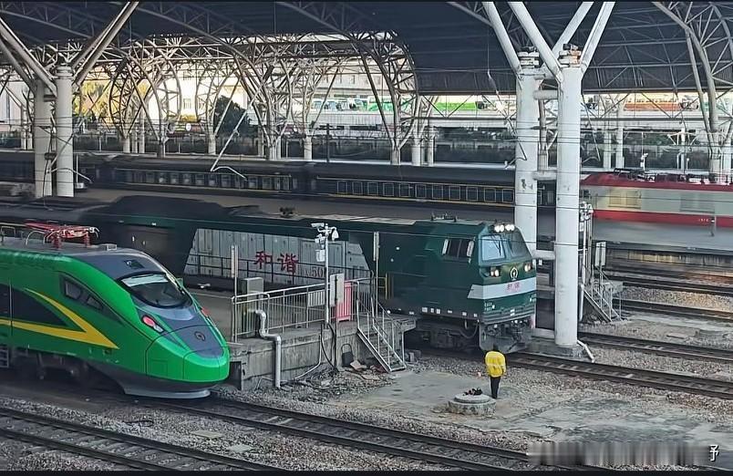 春运期间难得一见的场景，就是货机拉客。南京站内，多了平时不多见的客人，HXN5 