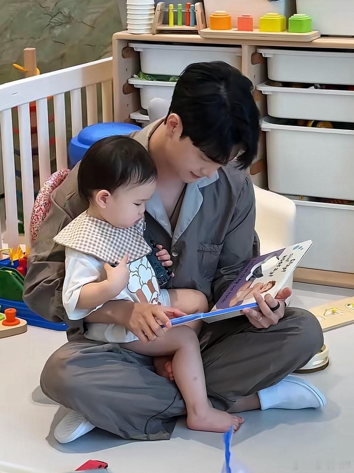 张檬小五夫妻俩简直就是娱乐圈养娃典范，亲自给宝宝做辅食，两个人也给宝宝非常多的陪