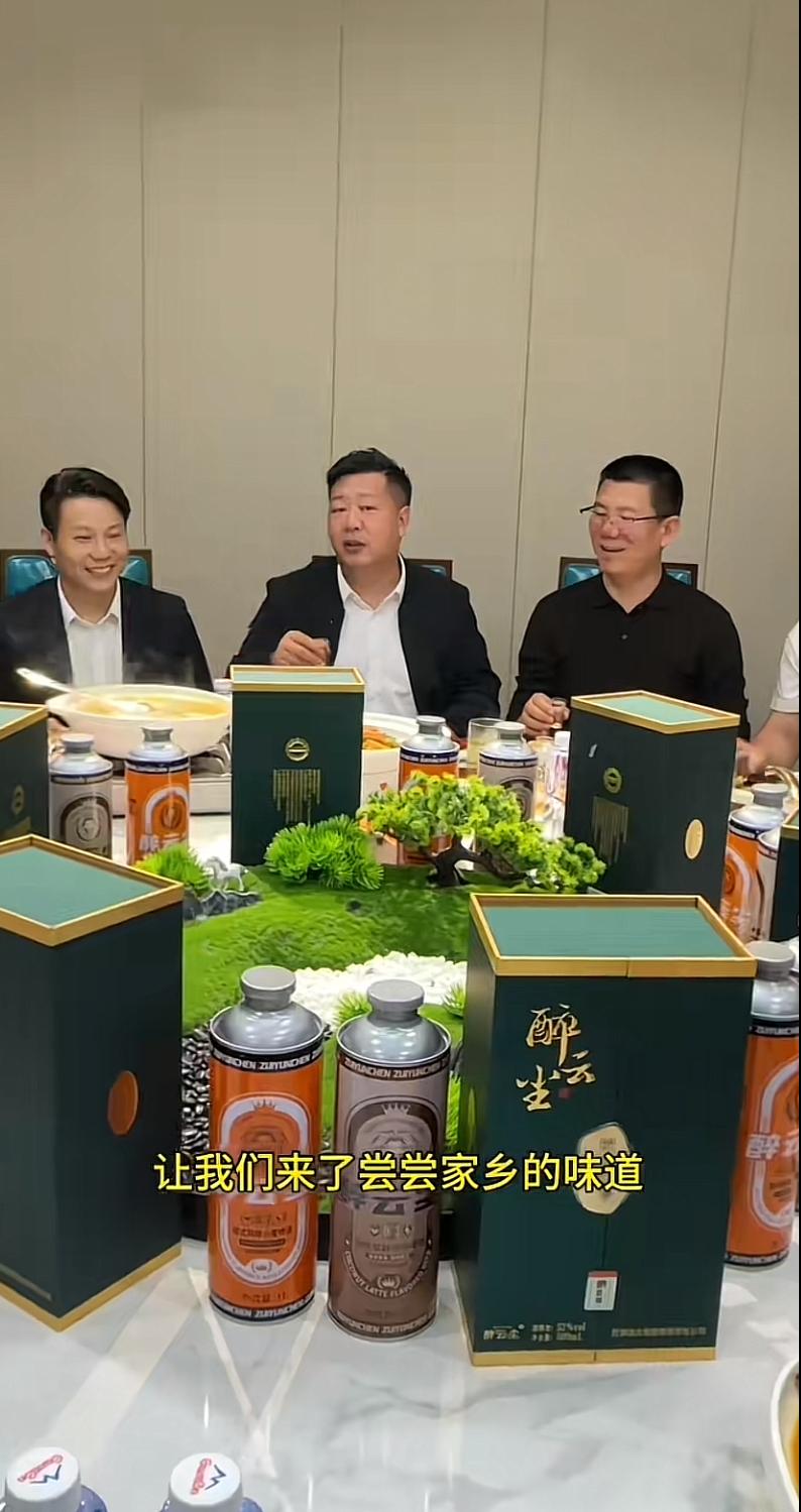 有人说这桌是张大炮请客，说实话，炮哥压根就没有主动请客吃饭的习惯。再说他从广东中