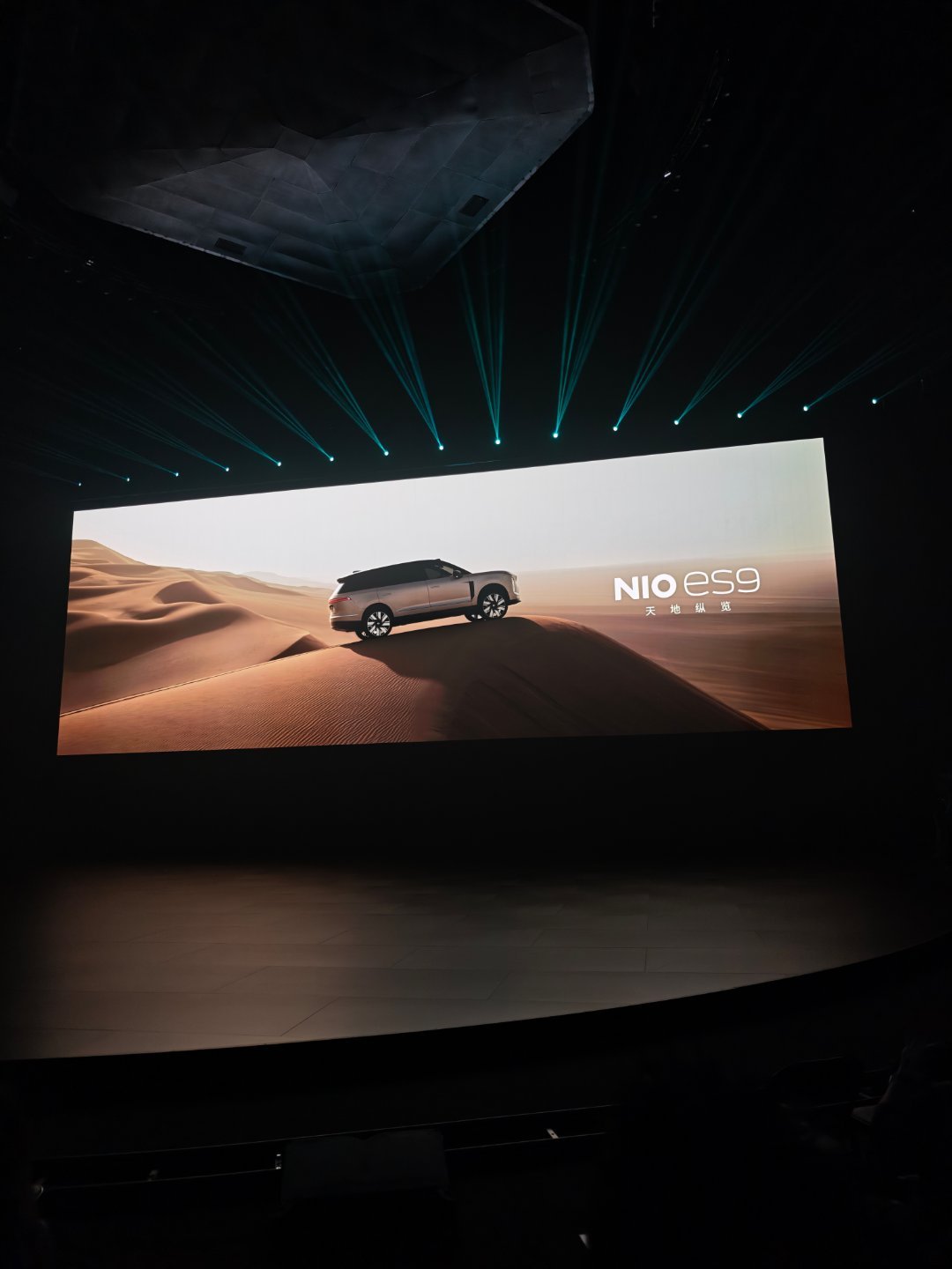 这个宣传片在现场看效果感觉更牛逼了，一辆纯电大三排SUV，开到沙丘处登顶，不怒自