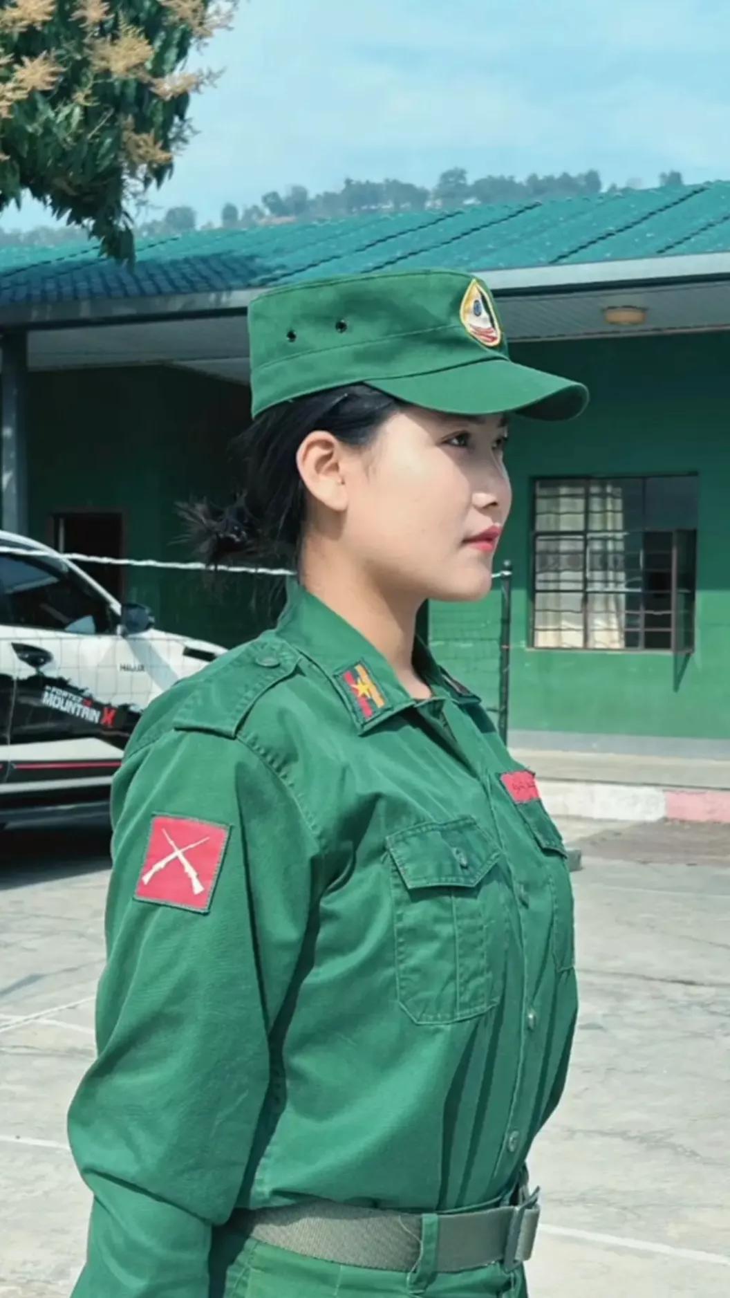 缅北各民族都有自己的武装，你能认出这个女兵是属于哪里的吗？