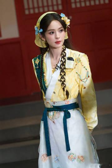 娜扎黄色古装好温婉娜扎密逃古装头巾造型被娜扎密逃这套造型戳中，头巾配饰设计很巧妙