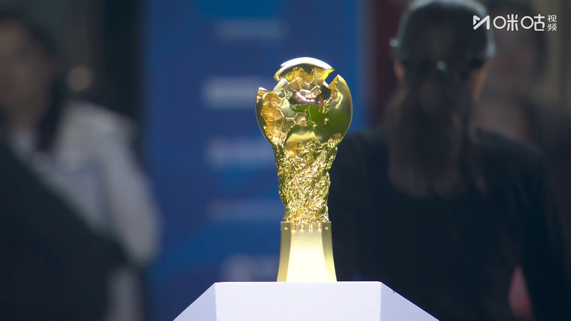 #火神杯亮相凤凰山球场#2026中超开幕式上，上海海港代表将火神杯交还组委会，象