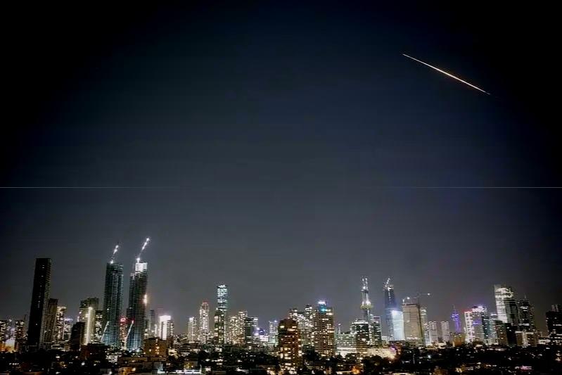 这下真打起来了？伊朗和真主党联手，对着以色列和美国基地一顿猛轰

12号凌晨那会