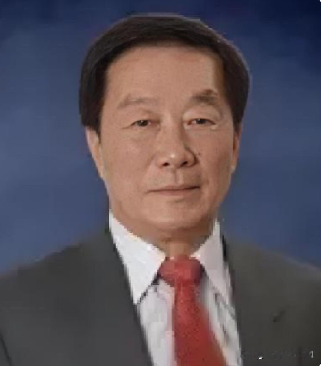 他曾任山东省省长，中国保利集团董事长。1935年出生，辽宁台安人，1951年参加