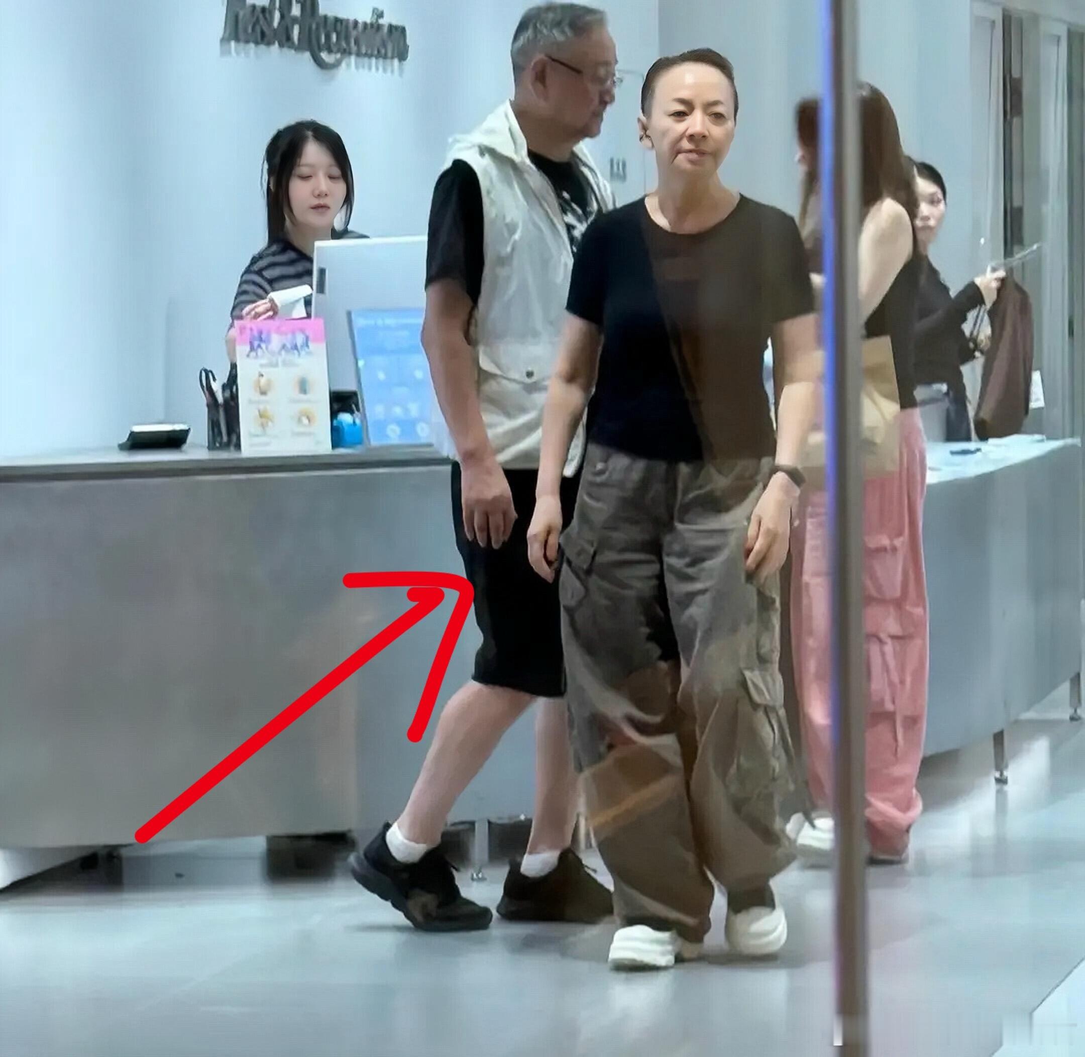 宋丹丹一家五口三里屯逛街，儿子孙子都是英达的基因。。。。 ​​​