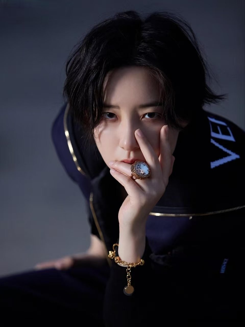 李斯丹妮金发挑染 金发一挑染，李斯丹妮的帅度直接翻倍。微博之夜红毯被她一个人杀穿