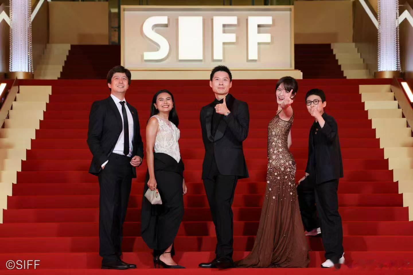 文淇亮相燃烧吧爸爸上海首映 这场活动的评委要是都像文淇这么会接话，映后环节我能刷