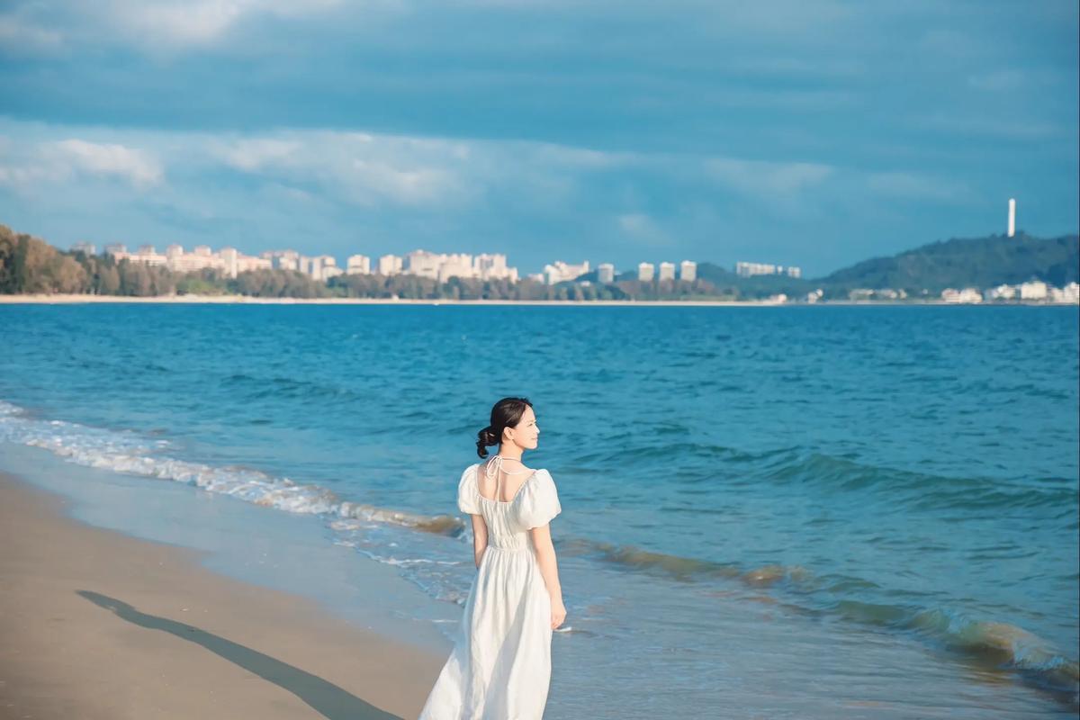 把盛夏穿在身上，也拍进光影里。绿树繁花作背景，阳光散落温柔光斑，一身清爽，定格独