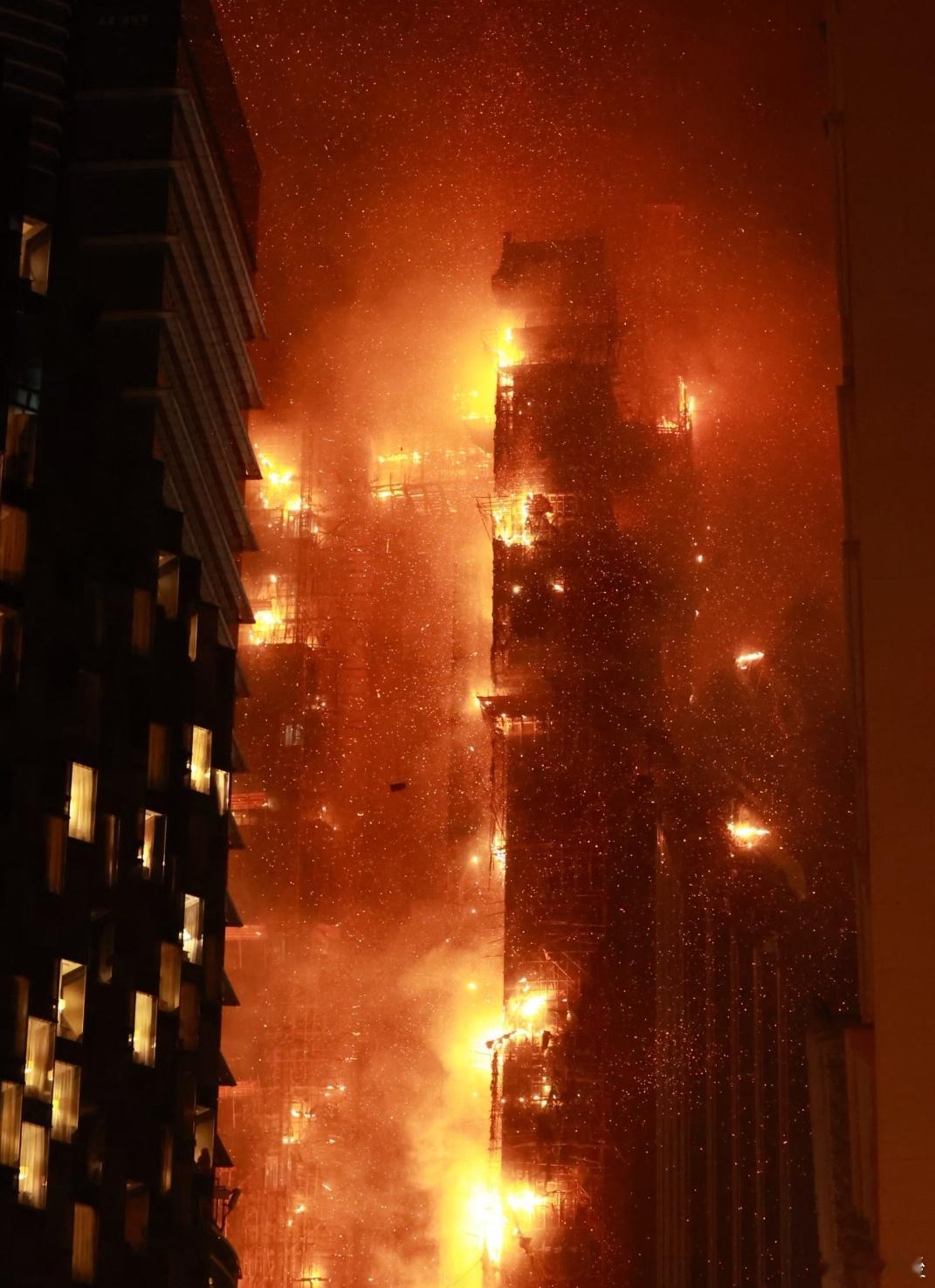 香港火灾发生地在王祖蓝家附近在香港人口这么密集的地方发生火灾真的好恐怖希望以后这