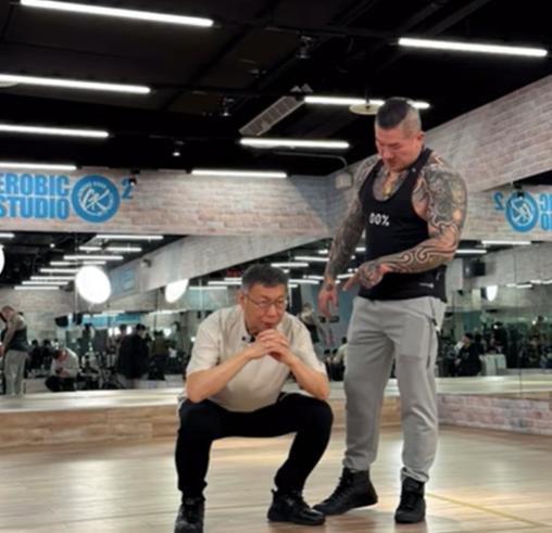 馆长今天在社交媒体上分享了指导柯文哲健身的照片，柯文哲看到黄国昌在馆长指导下瘦身