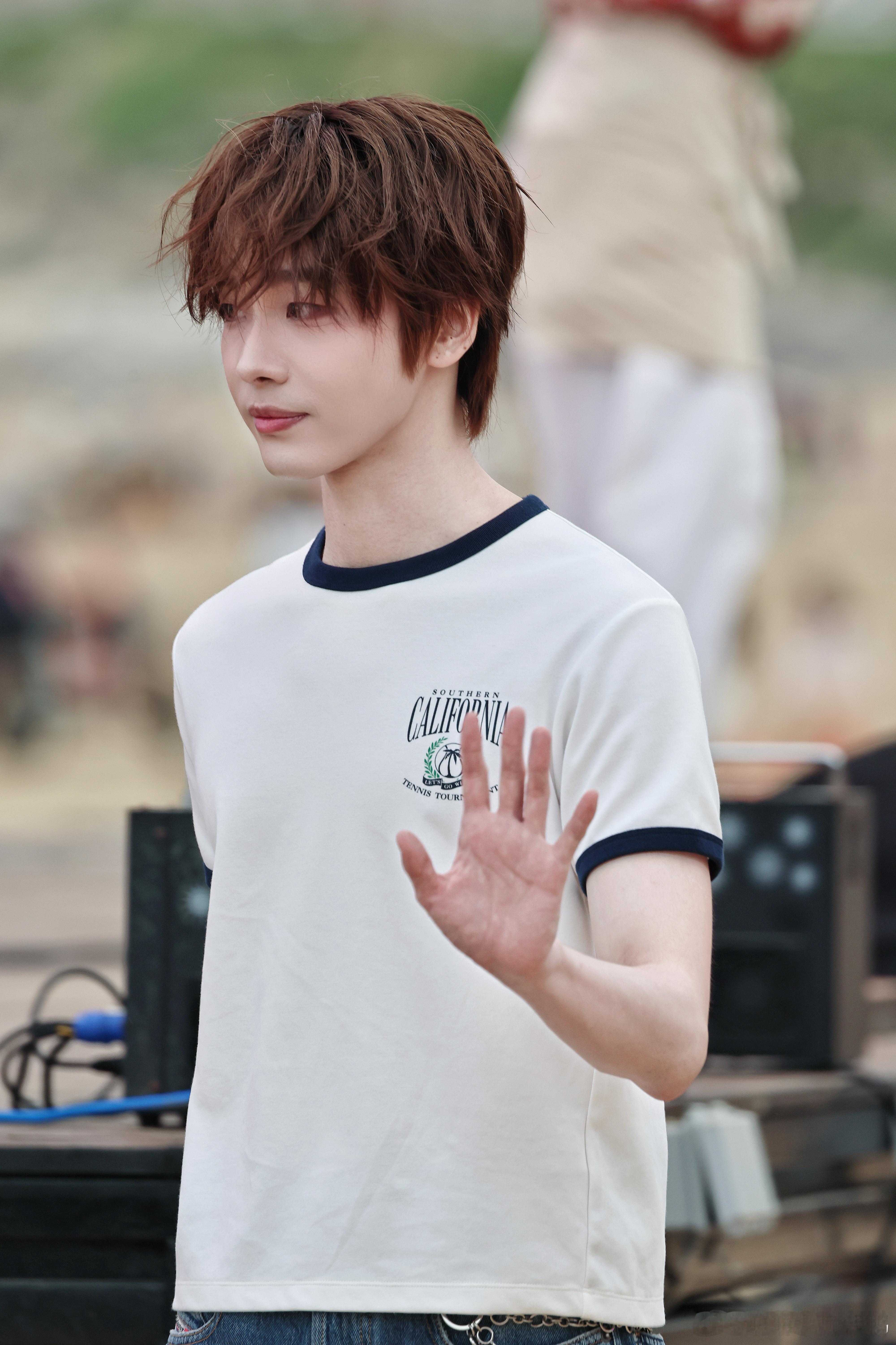 连淮伟连淮伟海边烟花庆七周年昨天演出前一直在和梦露打招呼的连崽白色t真的特别清爽