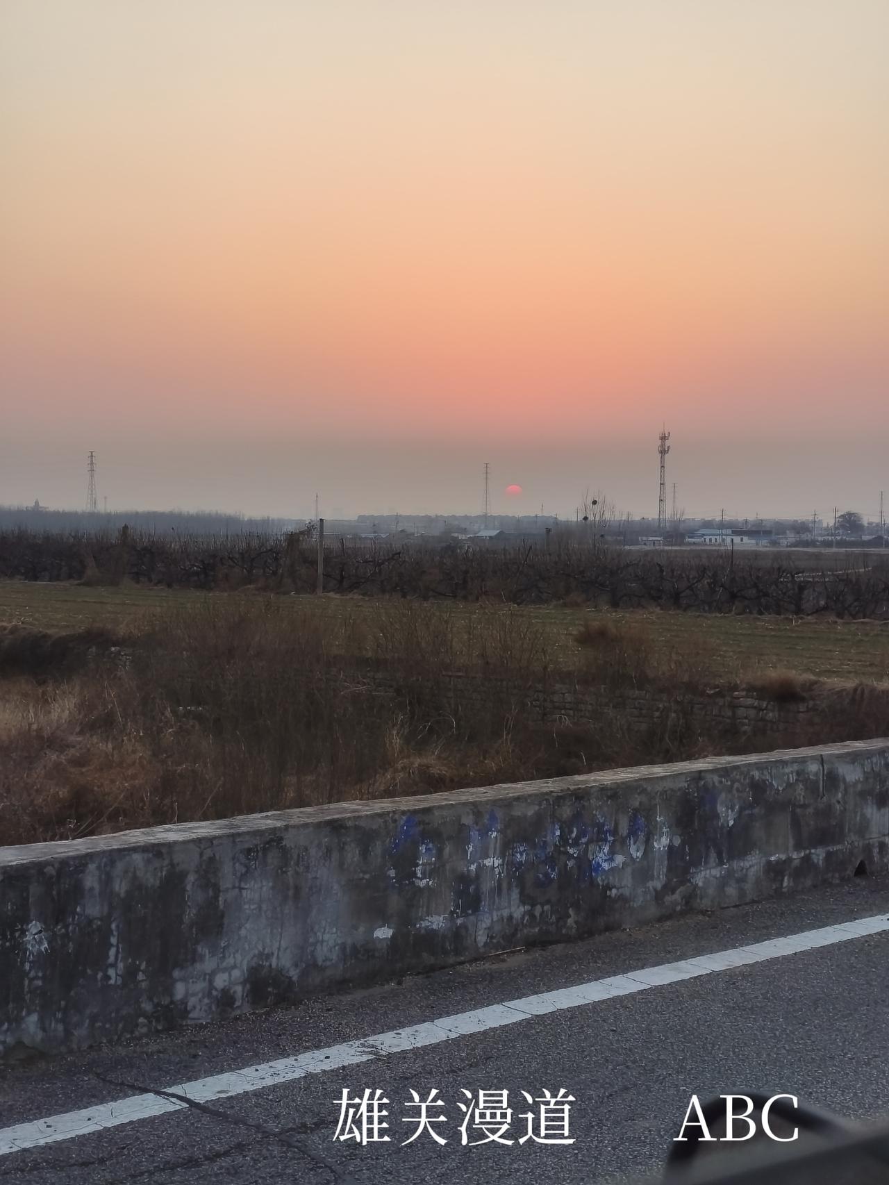 2026年早些时候拍摄的太阳落山的情形，也是一道美丽的风景线！
头条首发日落夕阳