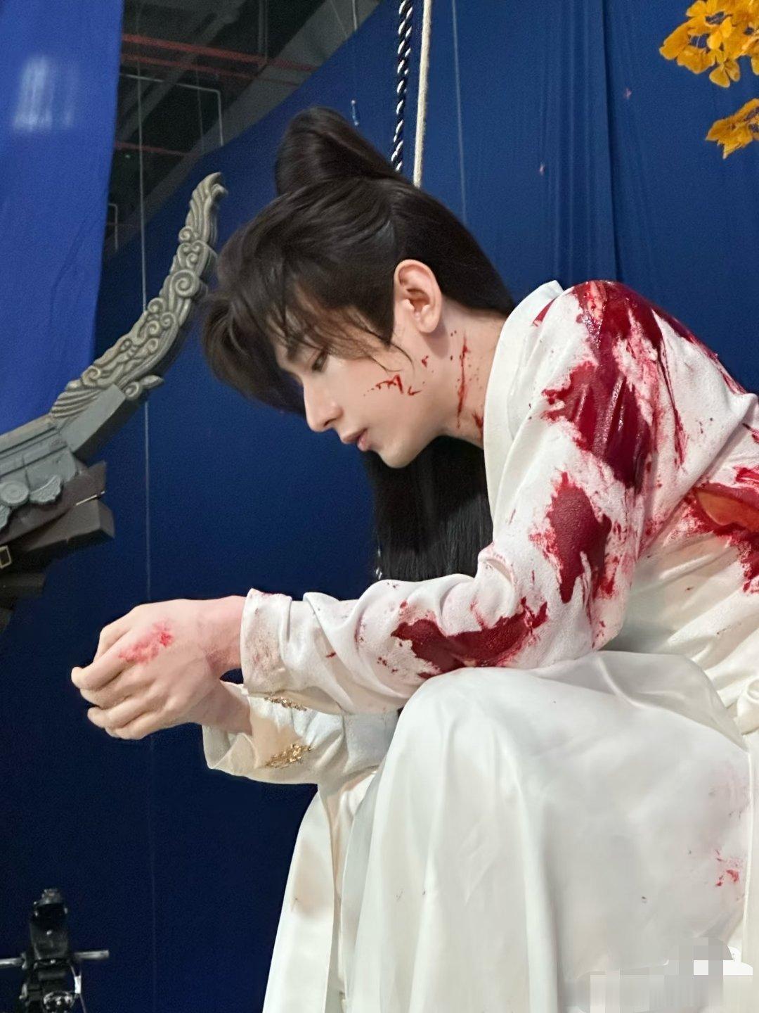 啊………[泪奔][泪奔]成毅手腕的勒痕！！！今晚富贵少爷就要被被吊起来了，不要辜