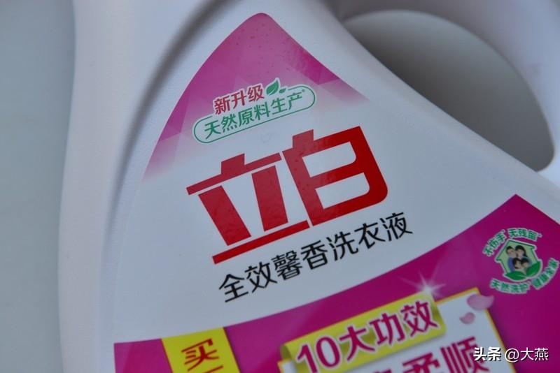 说到好用的洗衣液，我首推蓝月亮。它清洁力强，孩子衣服上果汁、泥渍等普通污渍，泡会