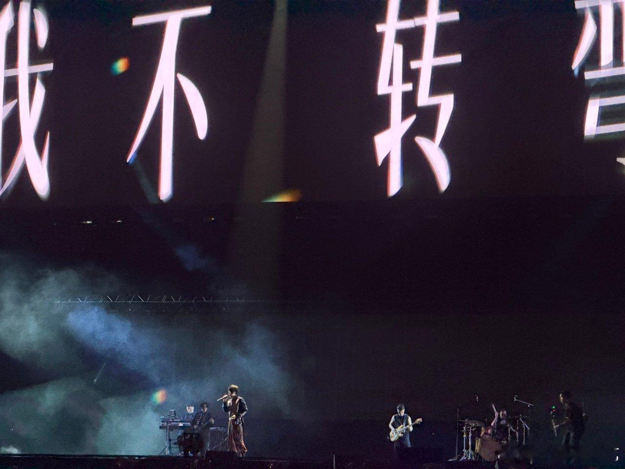 王嘉尔阿信又合作了一个从击剑场出来闯进国际乐坛，节奏里都是不服输的劲儿；一个追梦