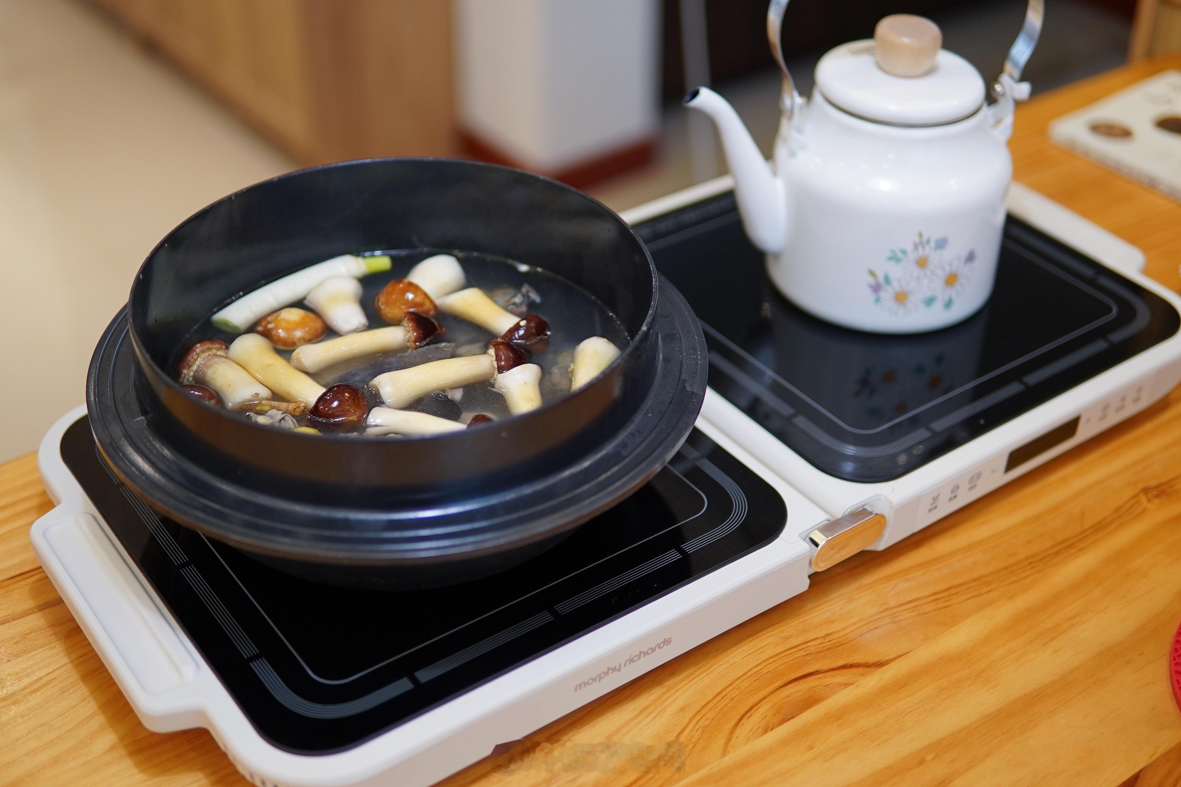 姬松茸乌鸡汤特鲜美，姬松茸滑溜溜的很好吃。一边煮汤，一边烧开水，冲一杯红糖量姜茶