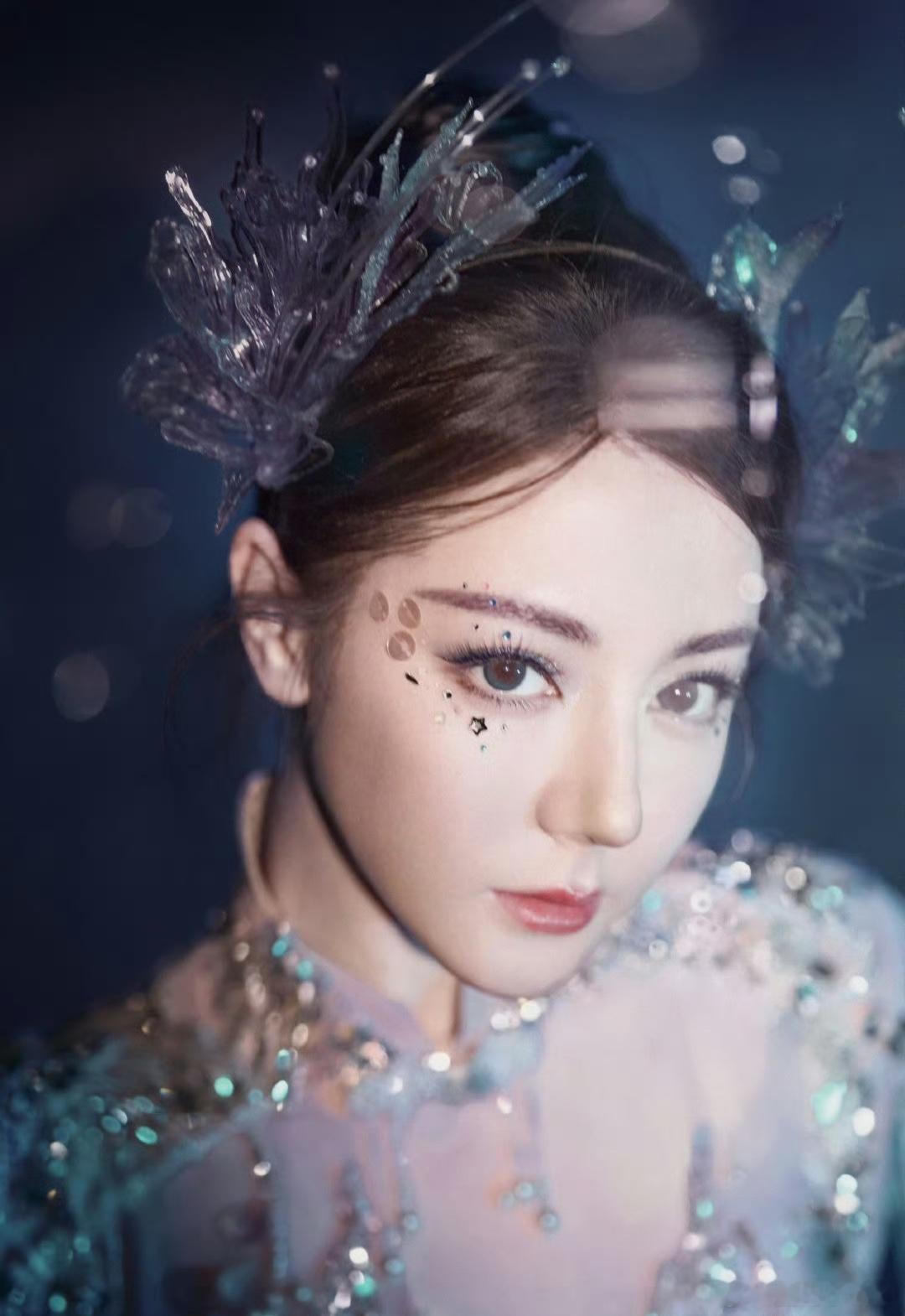 杨紫和迪丽热巴比起来，究竟是谁的实绩更好一些？ 