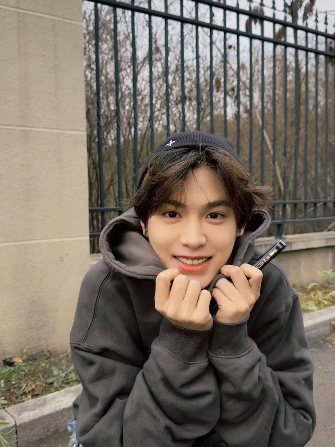 我不行了。孩子涂口红只涂中间，两边不管了哈哈哈哈哈哈哈哈哈哈萌🐷来的 