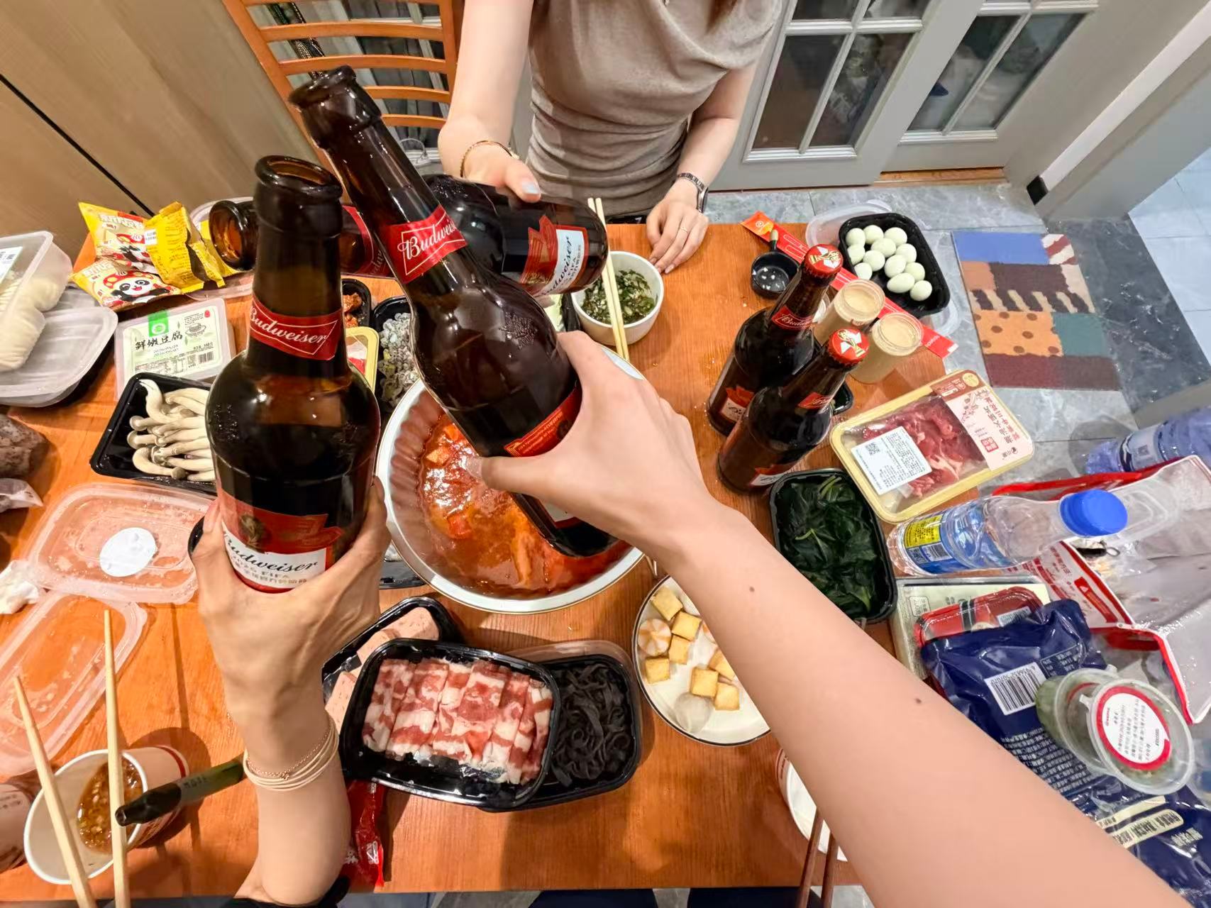 上海这家店藏着分享情绪的深夜聚场结束一天紧绷的职场，把报表和烦心事关在门外。一锅