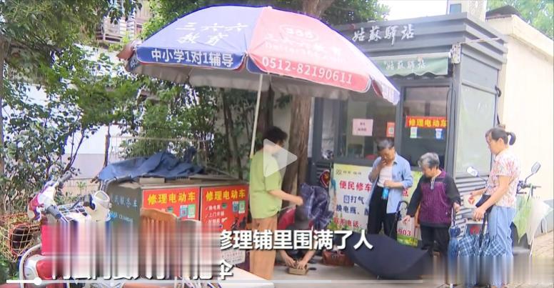 苏州百花街，有一个修伞的金师傅。
他从1994年从苏北老家来到苏州。
算起来已经