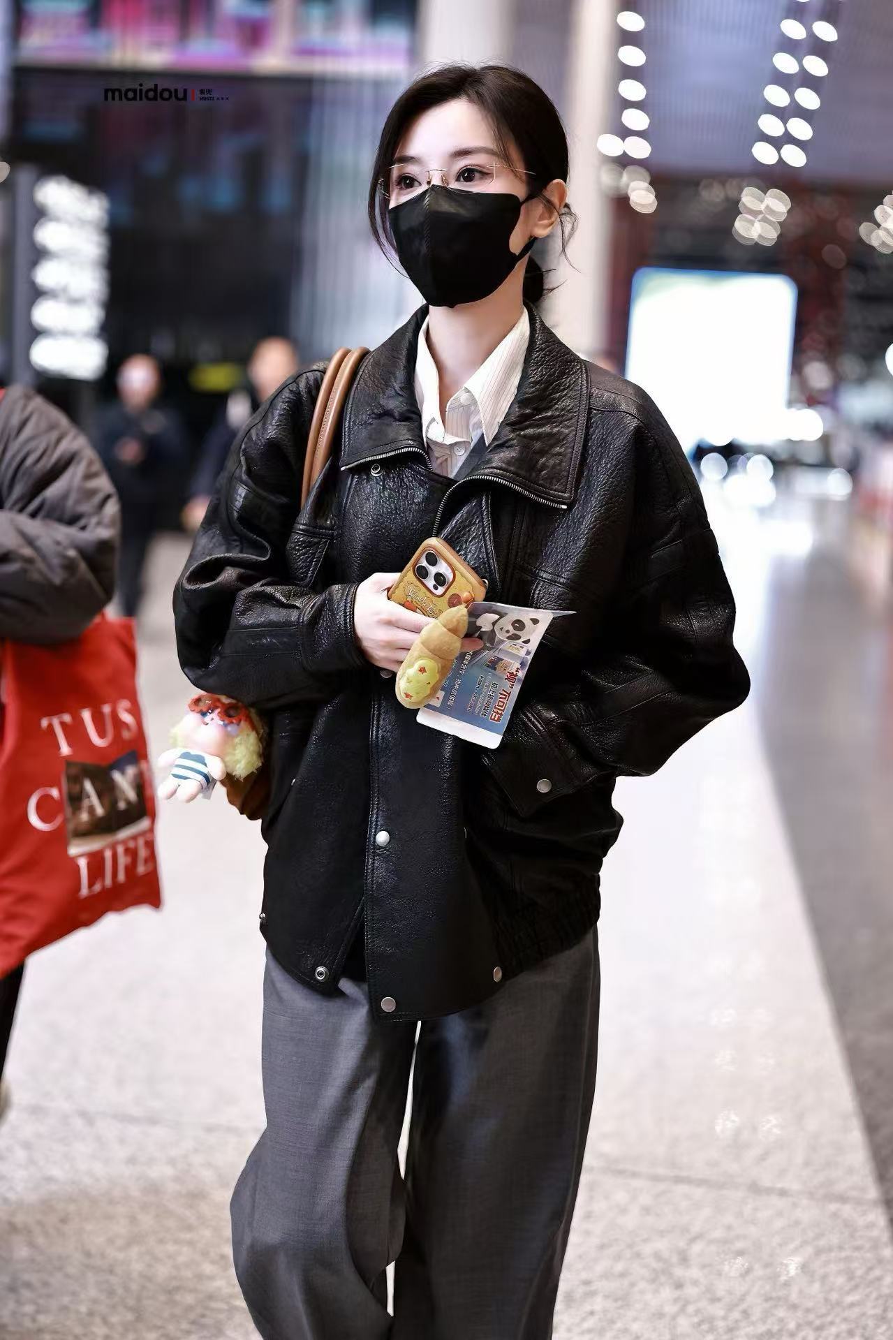 白衬衫黑西装穿出独特气质！毛晓彤用实力演绎什么叫