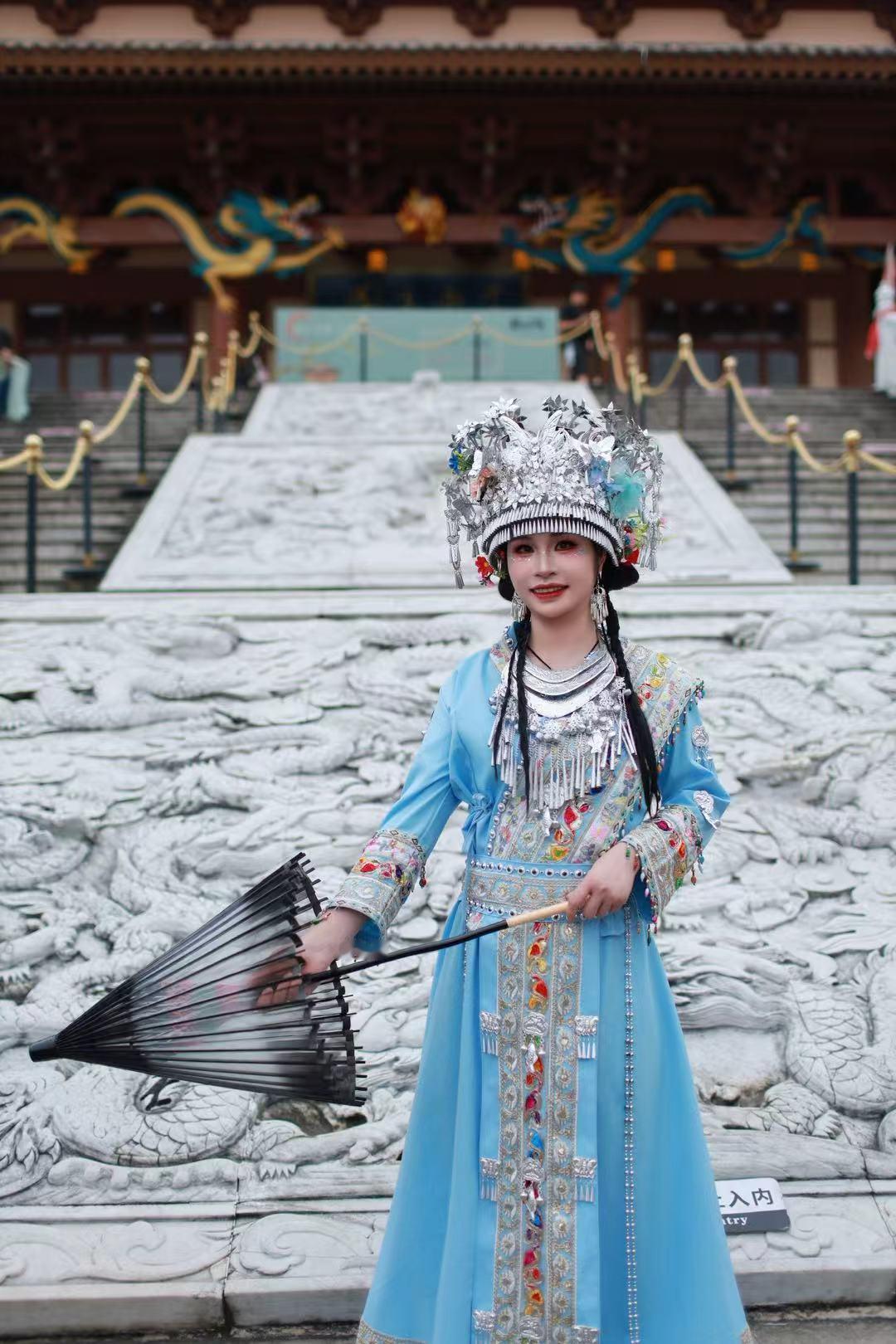 白天打卡照

苗疆服饰体验 汉服与苗服的碰撞 苗服旅游 苗疆主题