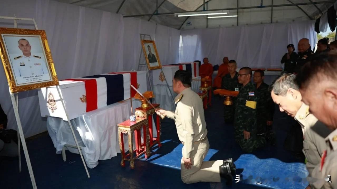 12月21日上午，泰国总理兼内政部长阿努廷在素林省医院，亲自为两名阵亡军人主持遗