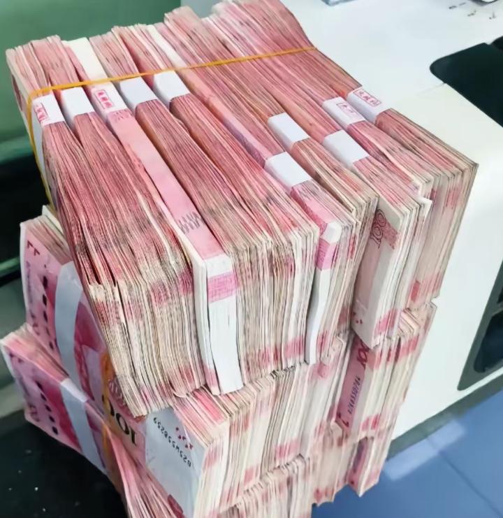 普通人滑落阶层的最快方式，就是买30万元以上的车。
我记得之前有个经济学家说过，