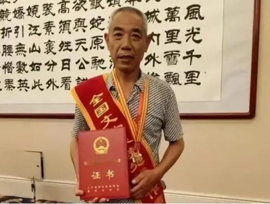 1996年，一名负责守护金灯寺的男子，在收留俩香客过夜后，早上醒来一看，顿时脸色