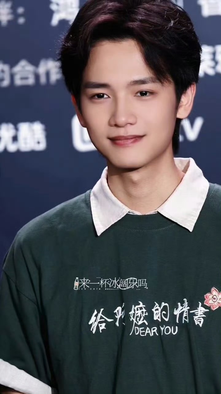 李思潼、王彦桐今日红毯图，谁赢了 