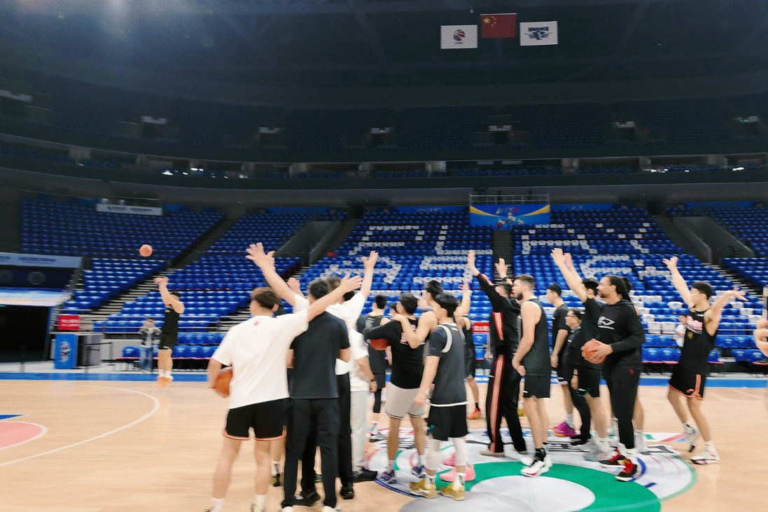 北京北汽主场全场铺满助威T恤。北面是“play as team”，南面是“站战”