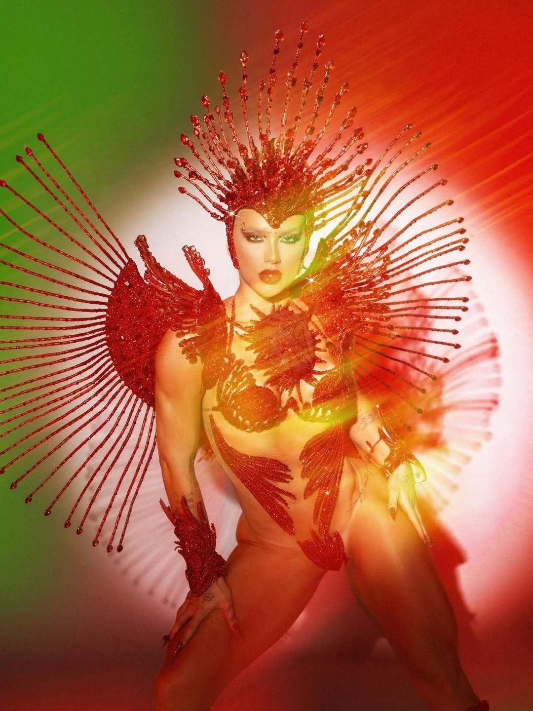 威尼修斯女友的新造型中，牙齿上有数字7的镶钻皇马太太团