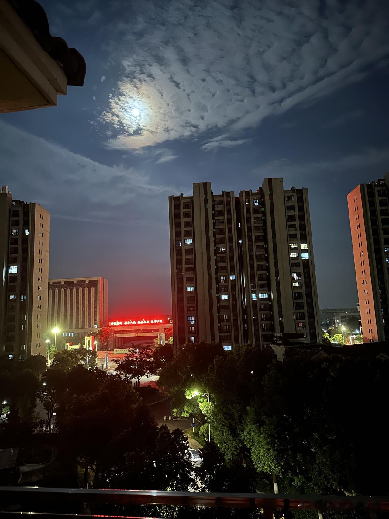 出门能不能把房间里的空调关了？

儿子晚上吃完饭，休息了半小时后对我说，他去健身