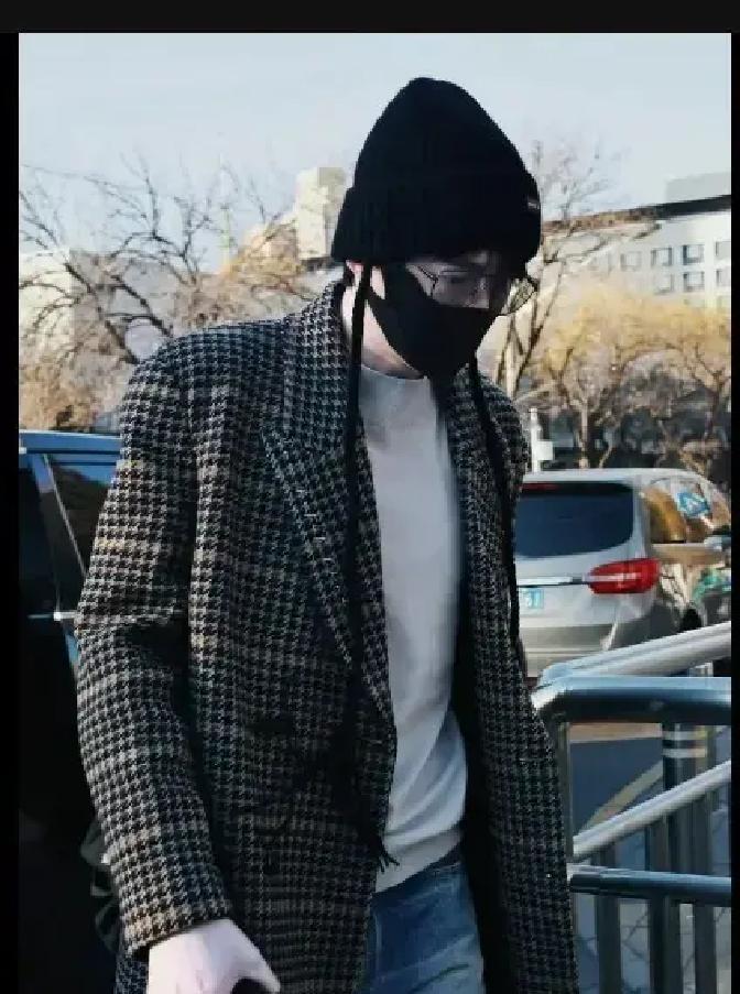 190cm东北大汉讲相声？春晚彩排现场炸了
 
刘宇宁拎着快板进央视那天，保安以