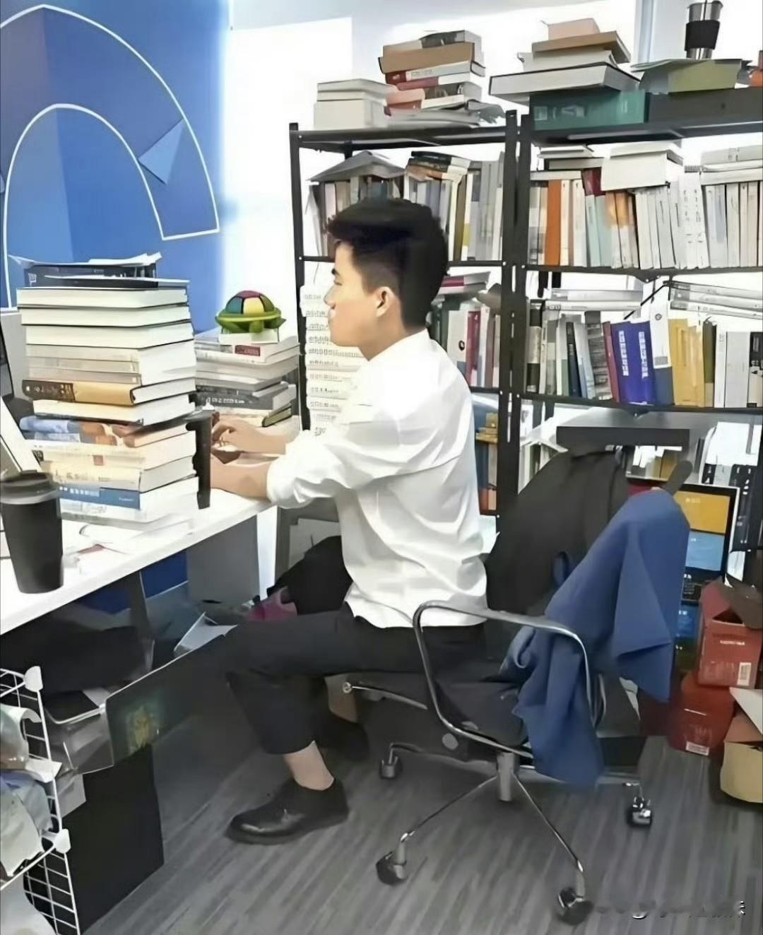 马云说：真正读书的人，不会在镜头前看书，不会在办公室码书……可小董两样都齐活儿了